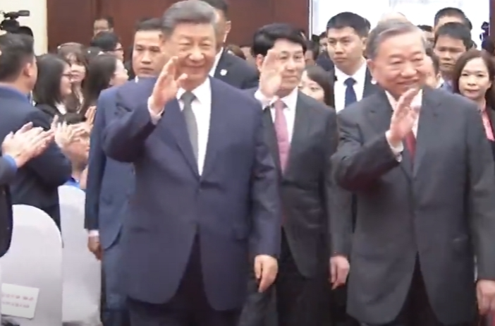 习近平同越共中央总书记苏林、越南国家主席梁强共同会见中越人民大联欢活动代表