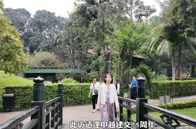 跟着习主席去越南丨作为国礼的19期《人民日报》