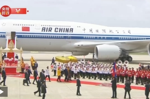 独家视频丨习近平检阅柬埔寨仪仗队