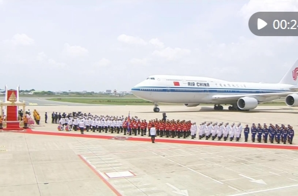 新华社快讯：国家主席习近平出席柬埔寨国王西哈莫尼举行的欢迎仪式