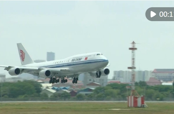 新华社快讯：国家主席习近平抵达金边，开始对柬埔寨进行国事访问
