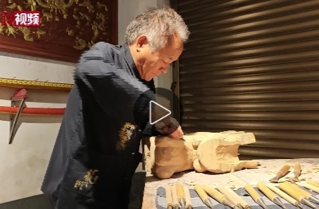 【中国新闻网】湖南汨罗传统龙舟生产忙 手工雕刻龙头震撼海外友人