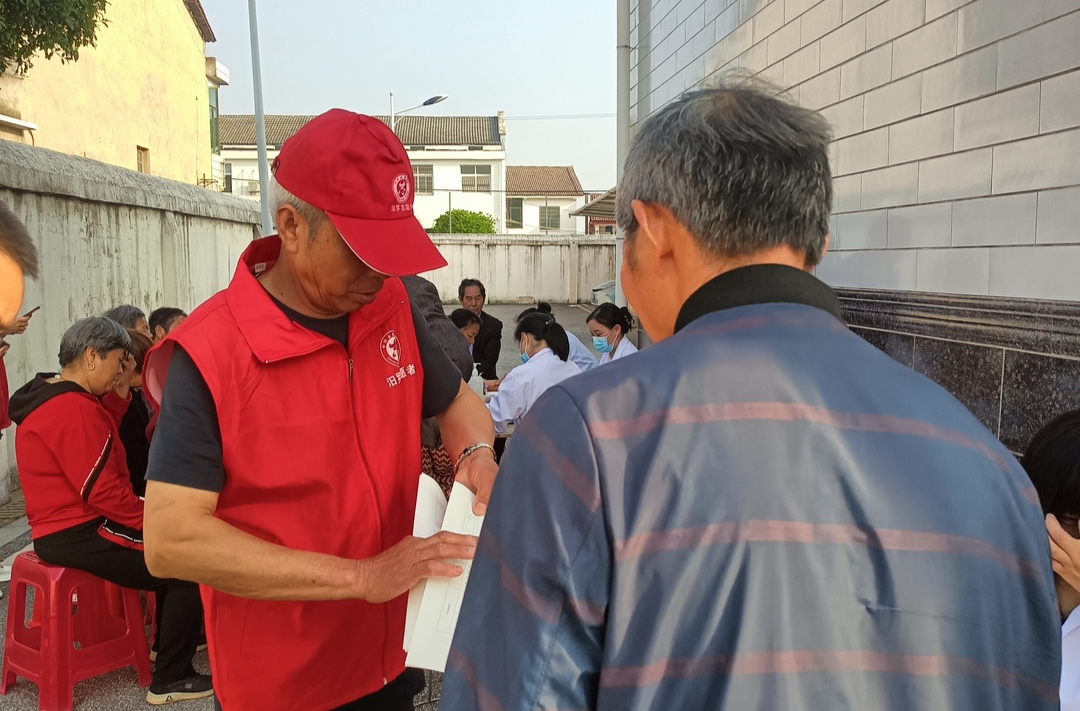 汨罗市营田公务中心：“红马甲”护航“银龄”体检 党员志愿服务暖人心