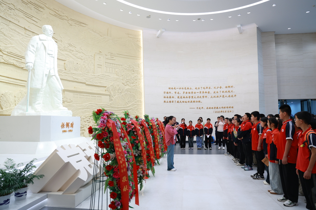 让骆驼精神在新时代少年心中扎根！任弼时芙蓉学校140名师生纪念馆里上“特殊一课”