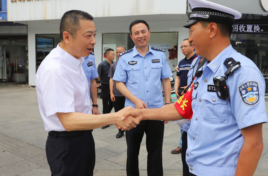 朱平波调研道路安全工作并慰问交警
