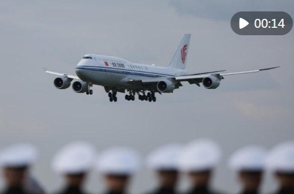 新华社快讯：国家主席习近平抵达莫斯科，对俄罗斯进行国事访问并出席纪念苏联伟大卫国战争胜利80周年庆典