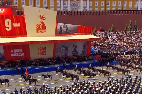 独家视频丨习近平同普京在主观礼台出席红场阅兵式