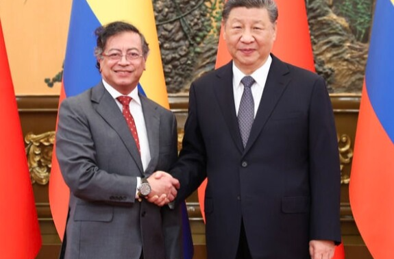 习近平会见哥伦比亚总统佩特罗