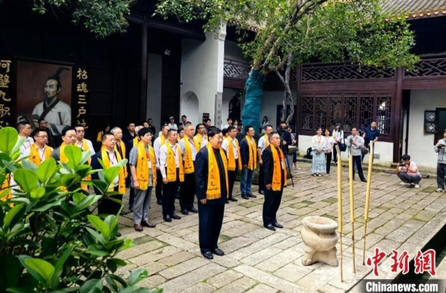 【中国新闻网】屈孔后裔端午前夕汨罗江畔共祭屈原