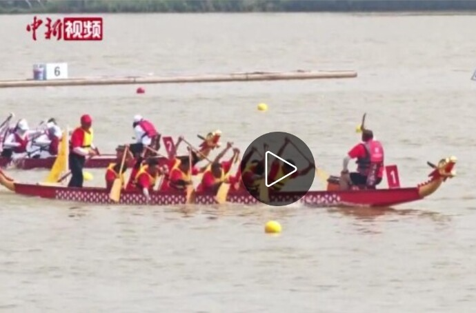 【中国新闻网】国际龙舟队湖南汨罗劈波竞渡 花甲女子龙舟队成焦点