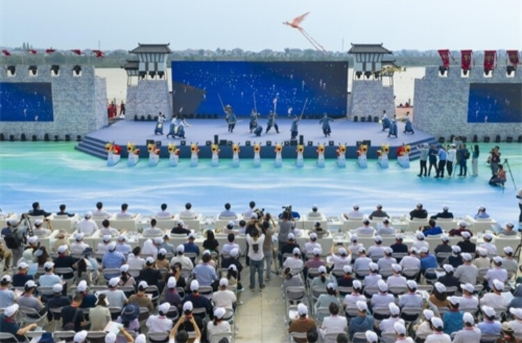 【中国发展报道网】第四届湖南旅游发展大会——2025年中国汨罗江国际龙舟邀请赛暨“屈原酒”杯第二届龙舟超级联赛开幕