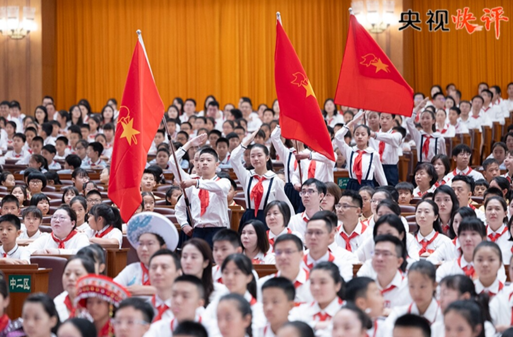 【央视快评】高举队旗跟党走