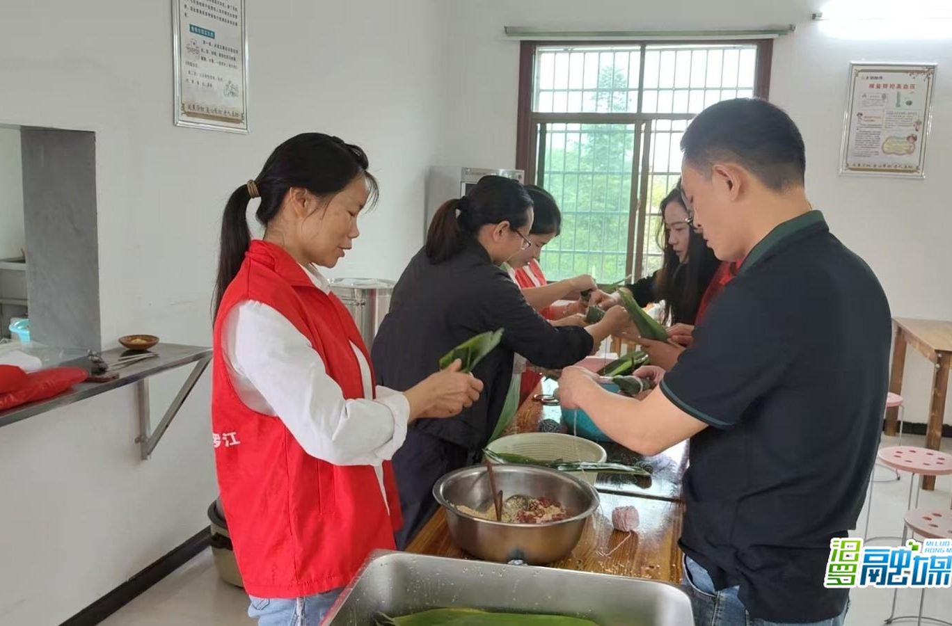 罗江镇：粽叶飘香迎端午 党建引领暖夕阳