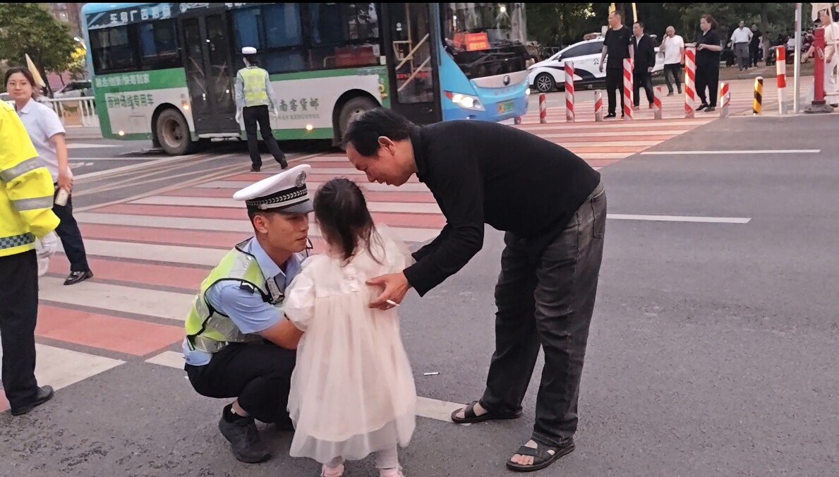 正执着勤，突然带上了娃！来自汨罗交警的安全感