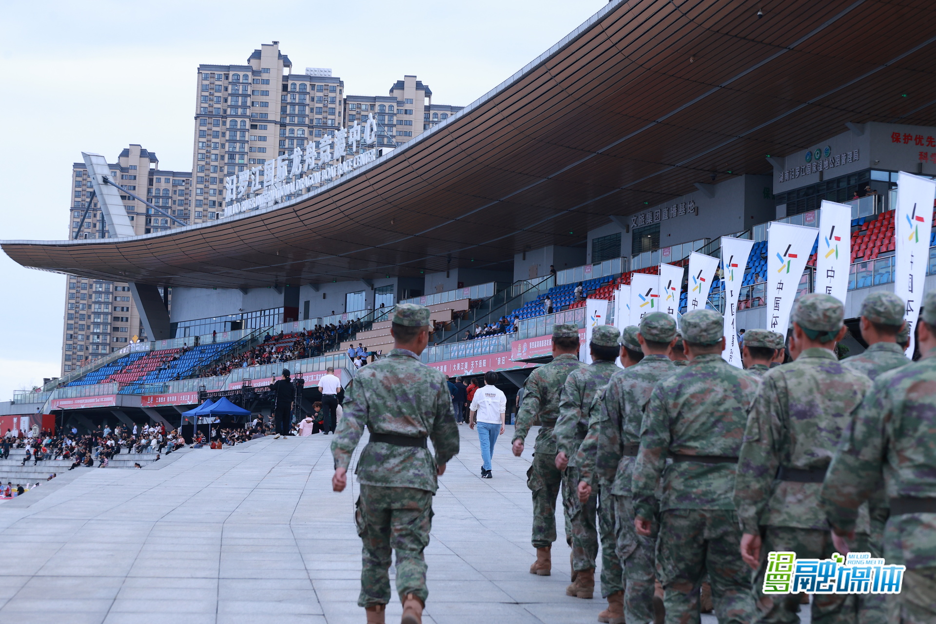 2025架无人机点亮汨罗江畔 ，50名民兵织就“迷彩防护网”