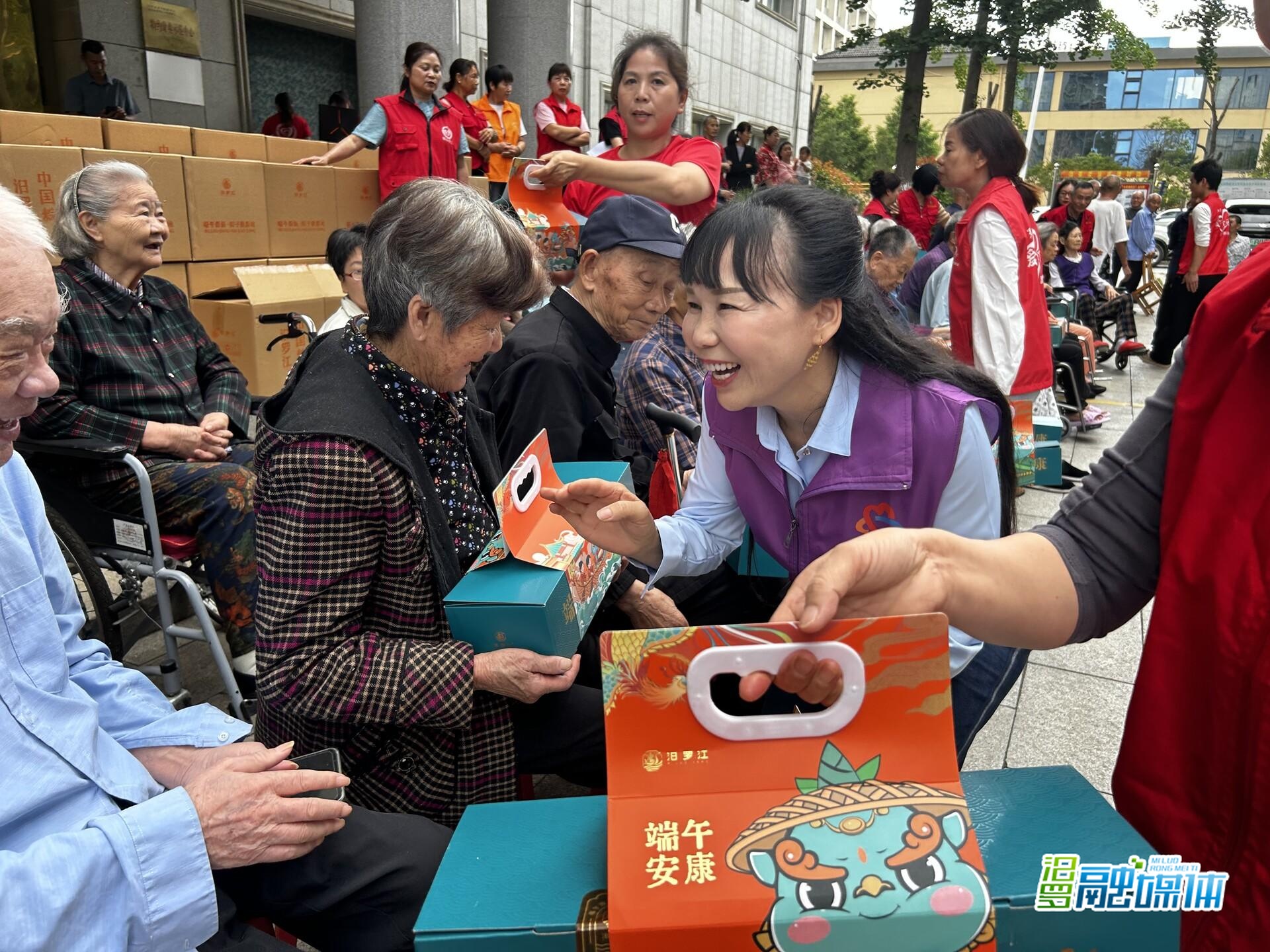 粽香情暖端午 汨罗新阶联携企业慰问护理院老人