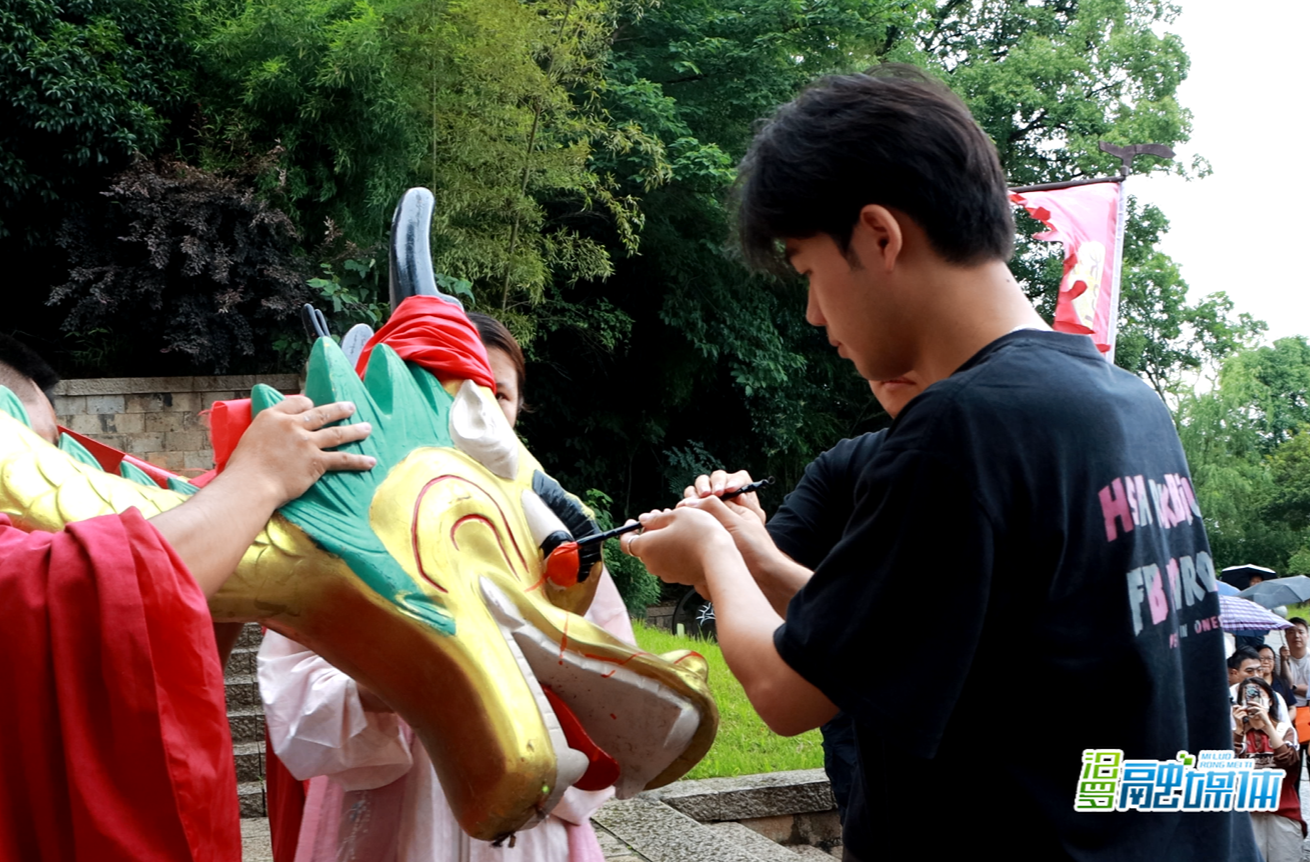 港澳青少年代表团来汨罗体验端午习俗