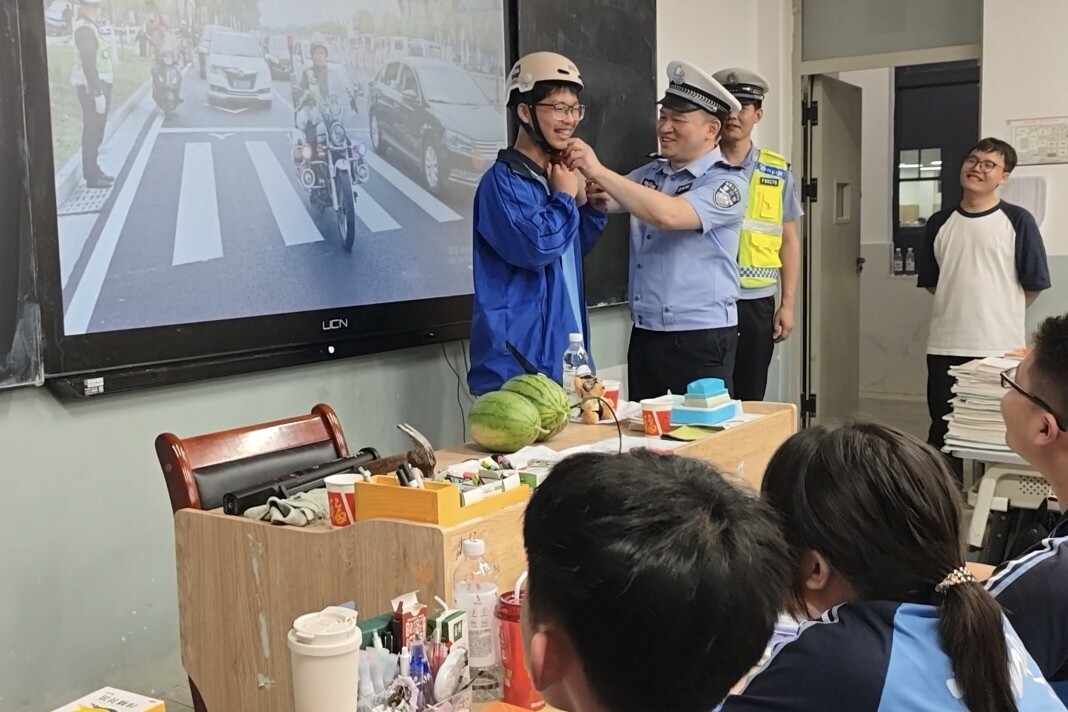 ﻿汨罗交警持续开展“百日攻坚”戴盔整治行动