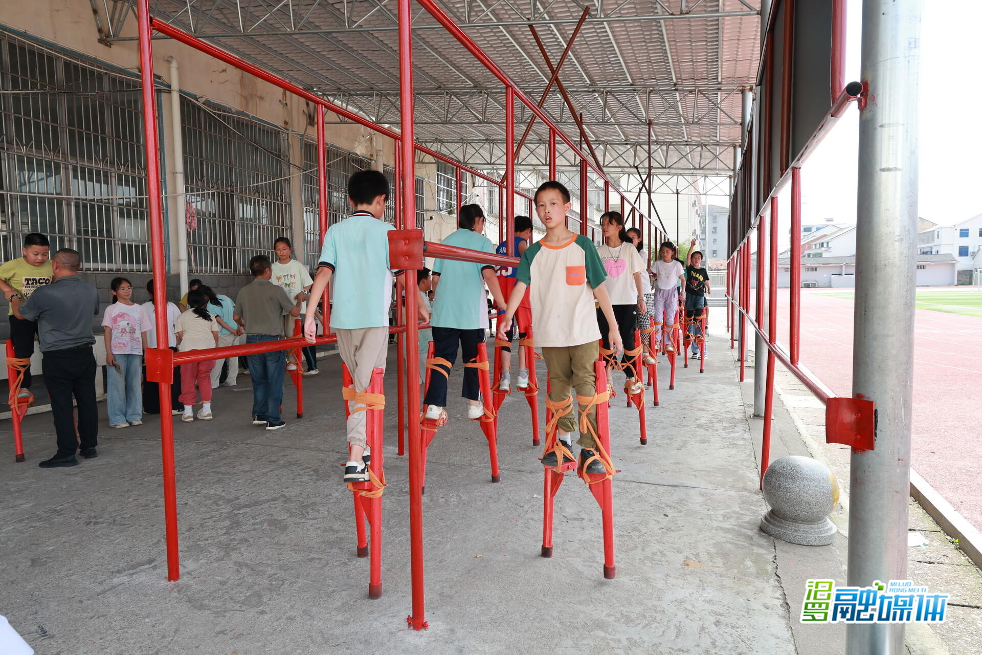 高跷“踩”进课堂 汨罗长乐少年解锁非遗新玩法