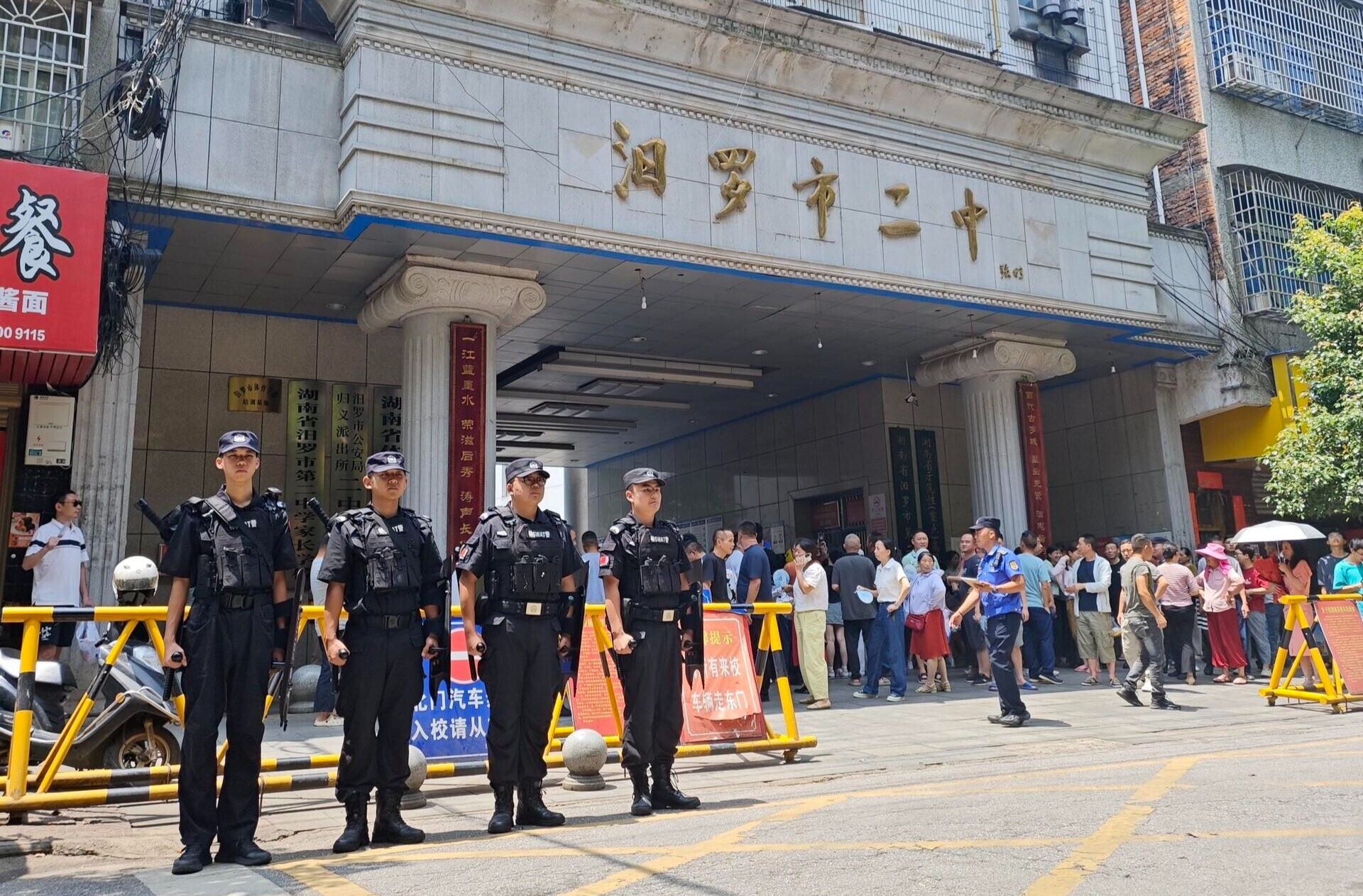 看，汨罗高考场外的这些“警”色