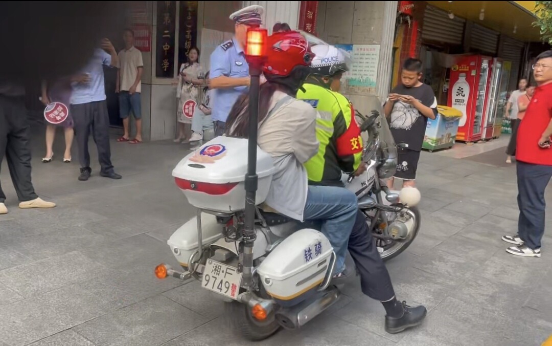 高考首日考生忘带准考证，汨罗交警铁骑7分钟火速驰援