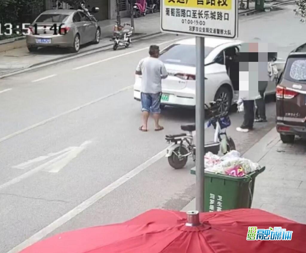 大荆派出所6小时锁定出走少女位置 暖心救助获赠锦旗 