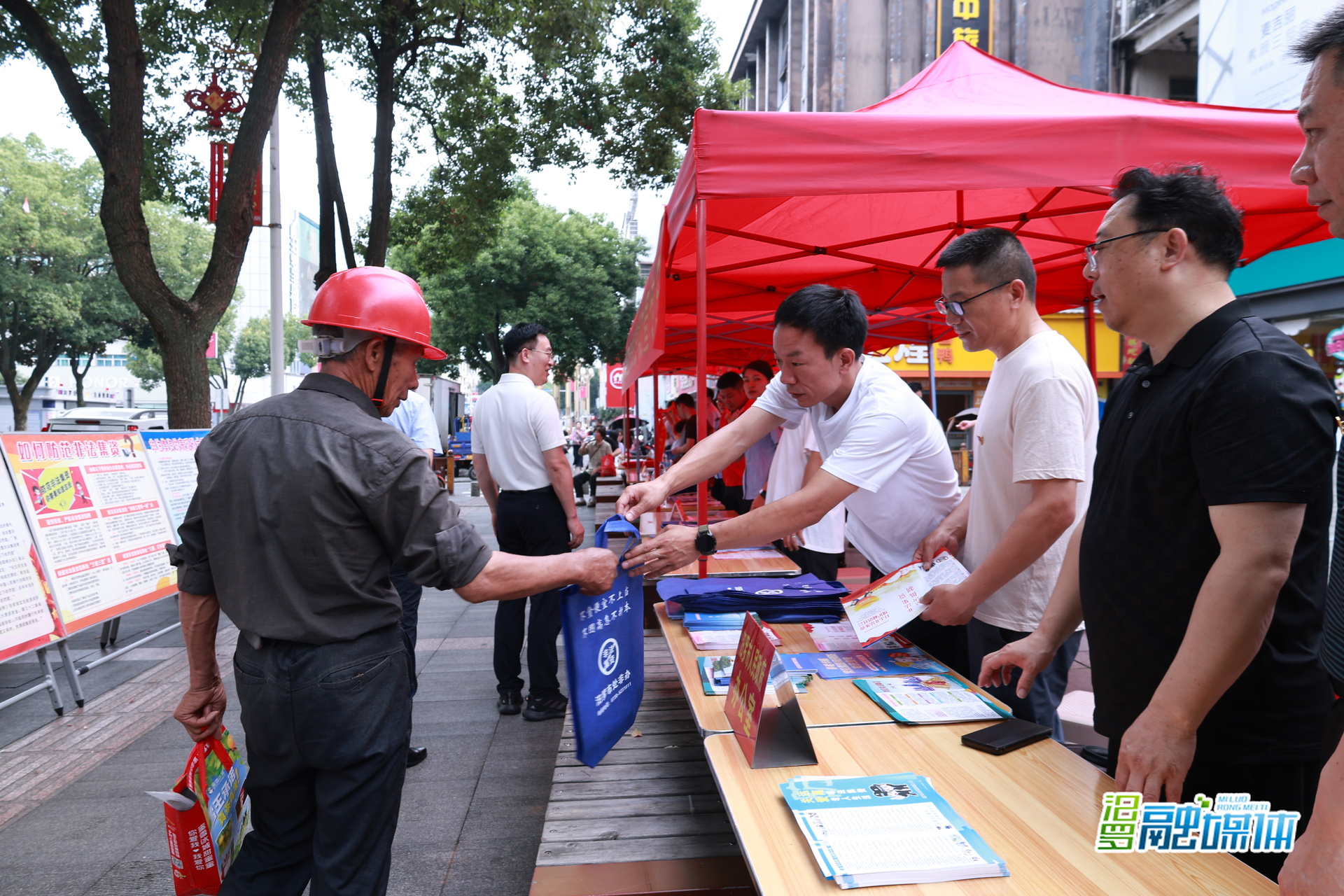 警惕“高回报”陷阱！汨罗市举办防范非法金融主题宣传活动