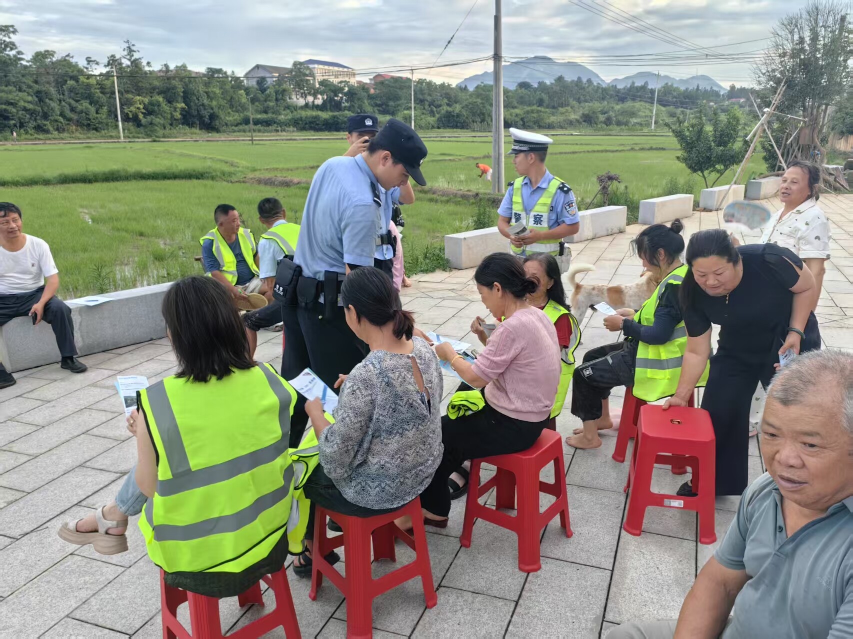 反光背心护归途，汨罗交警开展S210周边交通安全宣传