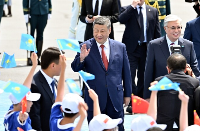 习近平抵达阿斯塔纳出席第二届中国—中亚峰会