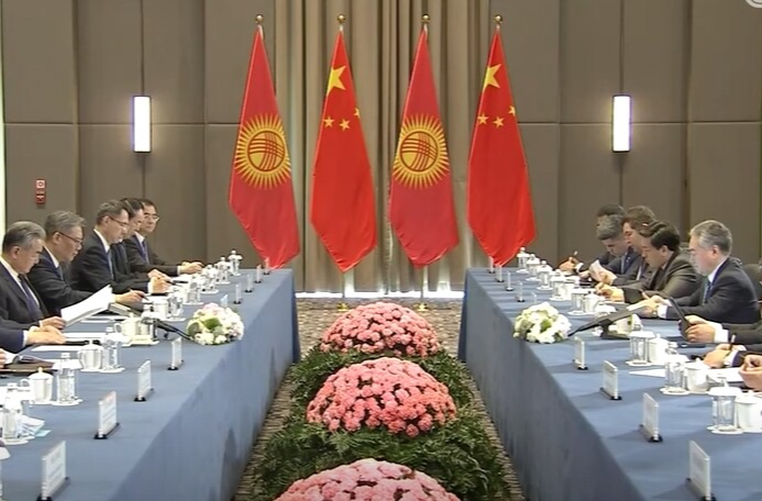 习近平会见吉尔吉斯斯坦总统扎帕罗夫