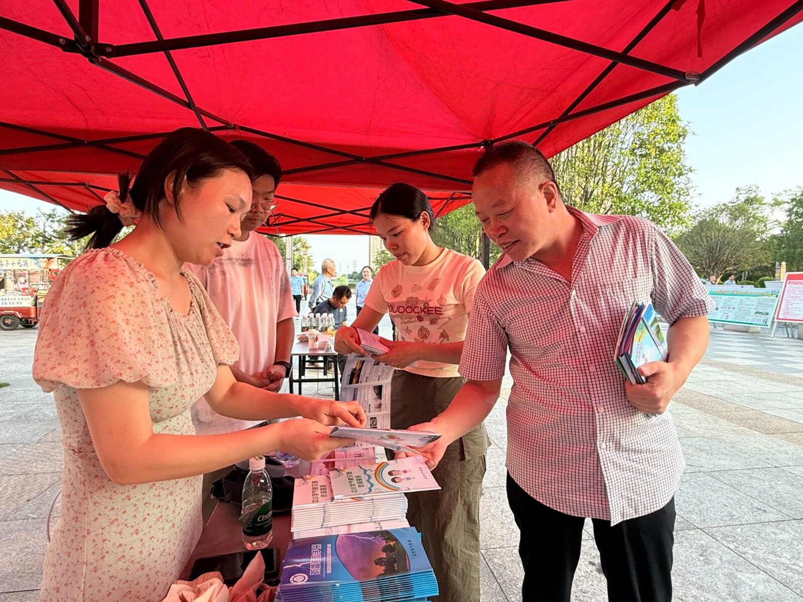 汨罗市气象局联合多部门开展“安全生产月”宣传咨询活动