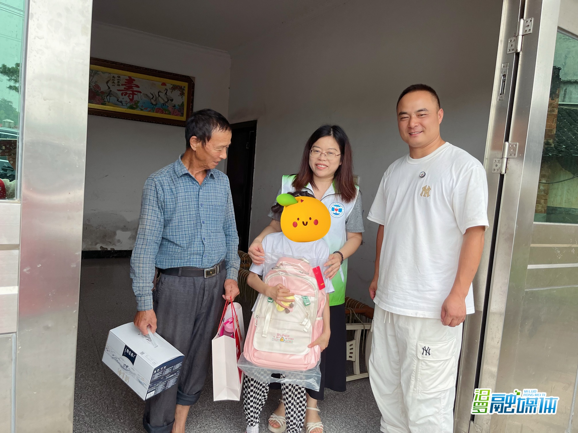 新市街道民政社工站为困境儿童家庭送温暖