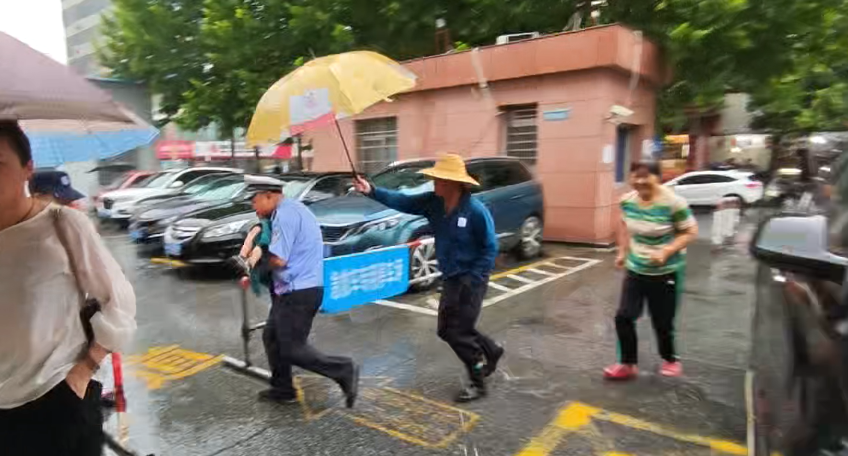 开启“狂飙”模式 汨罗交警13分钟护送发烧晕厥儿童接受治疗