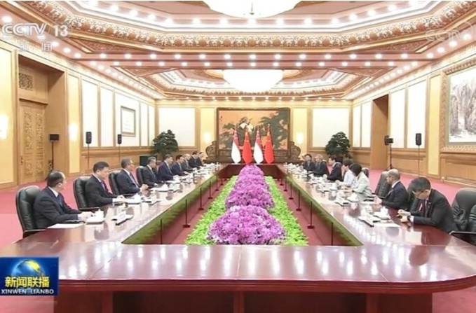 习近平会见新加坡总理黄循财