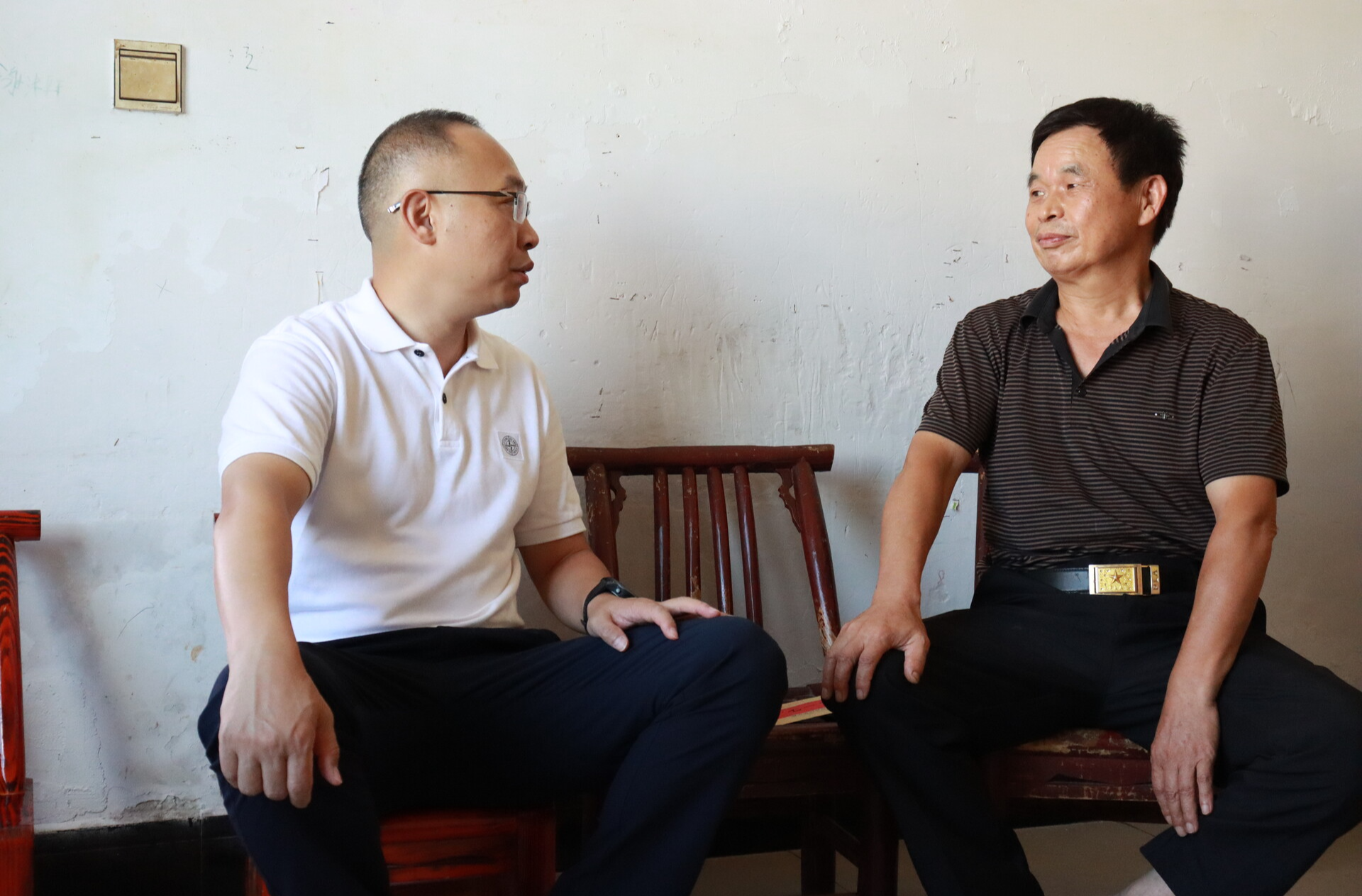 叶罡走访慰问困难党员并开展联系人大代表活动