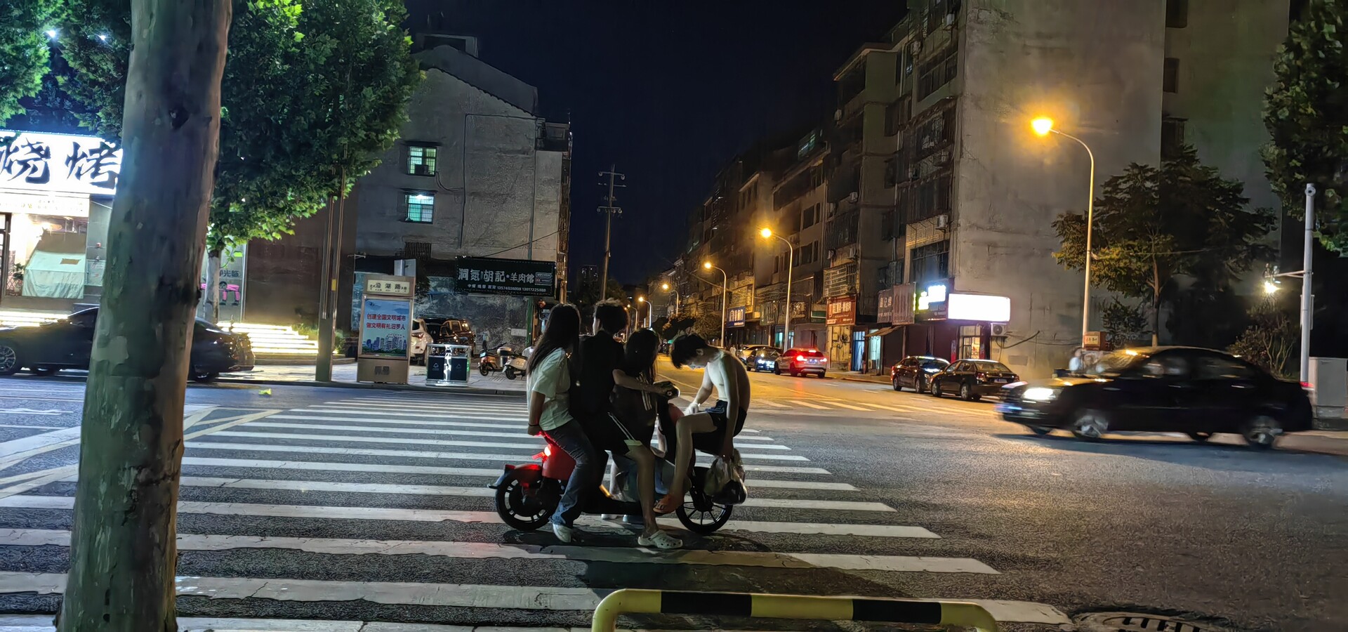 汨罗交警查处一起电动车超员隐患 筑牢暑期交通安全防线