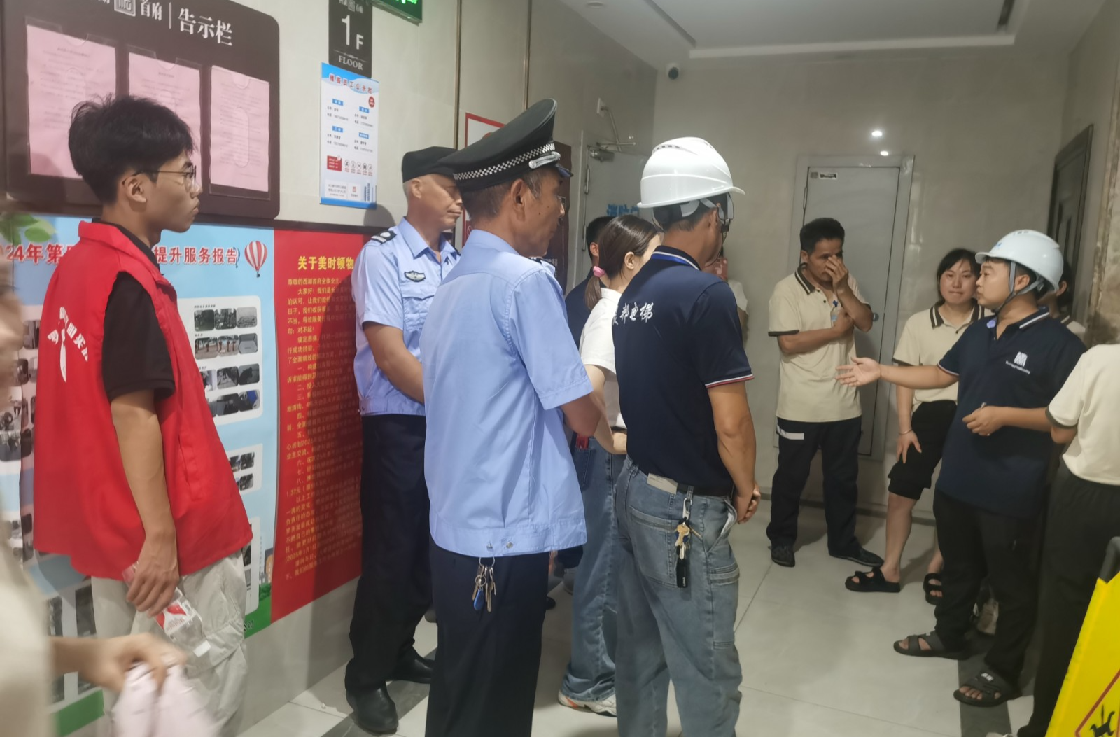 归义街道罗城社区开展电梯安全应急演练
