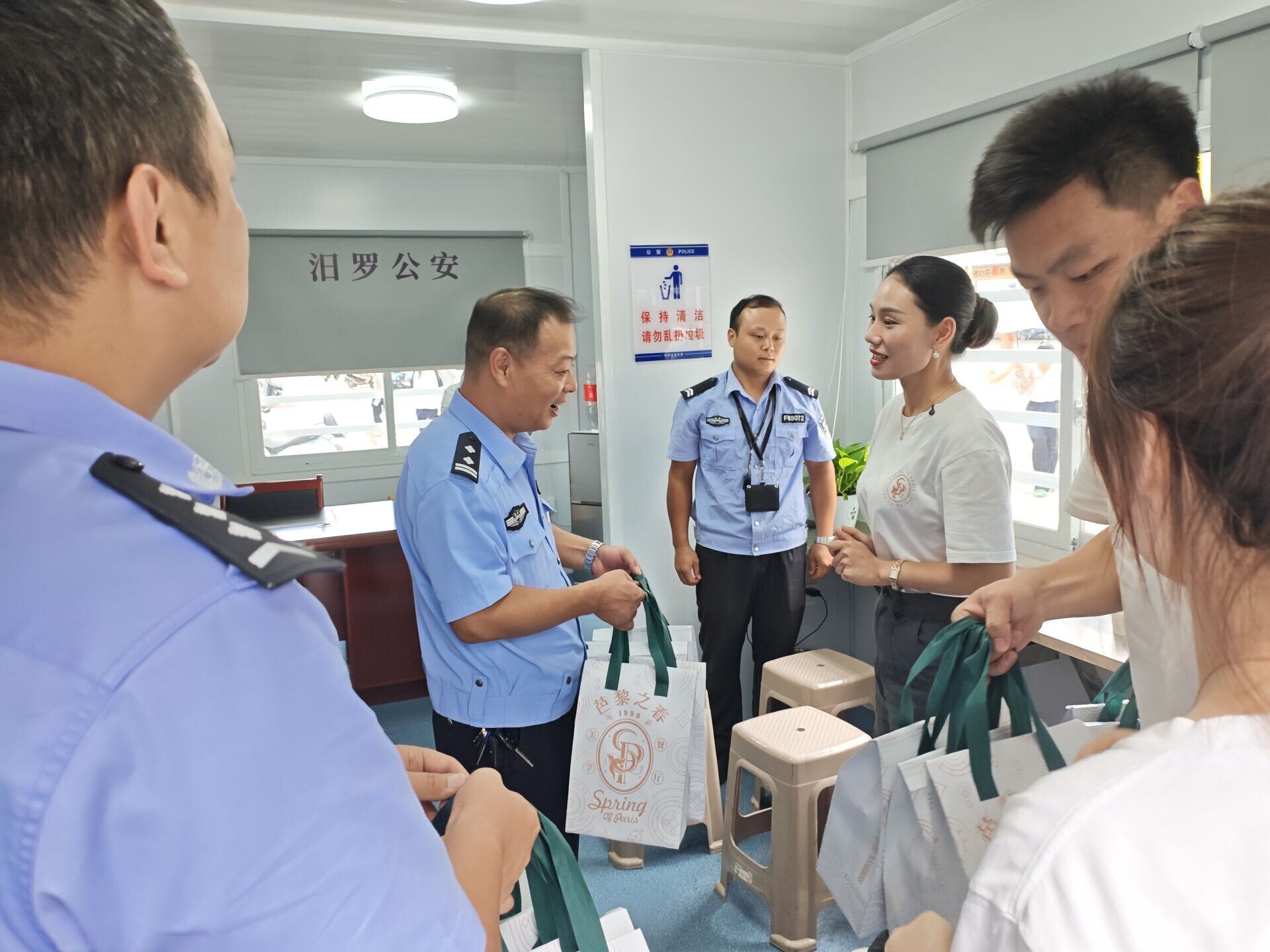 芭黎之春为汨罗交警送清凉饮品