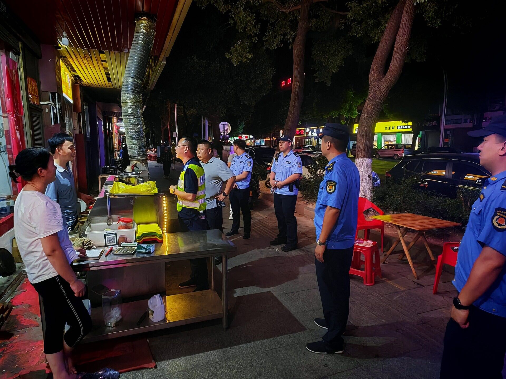 守护“烟火气”安全 归义街道车站社区夜查夜宵店除隐患