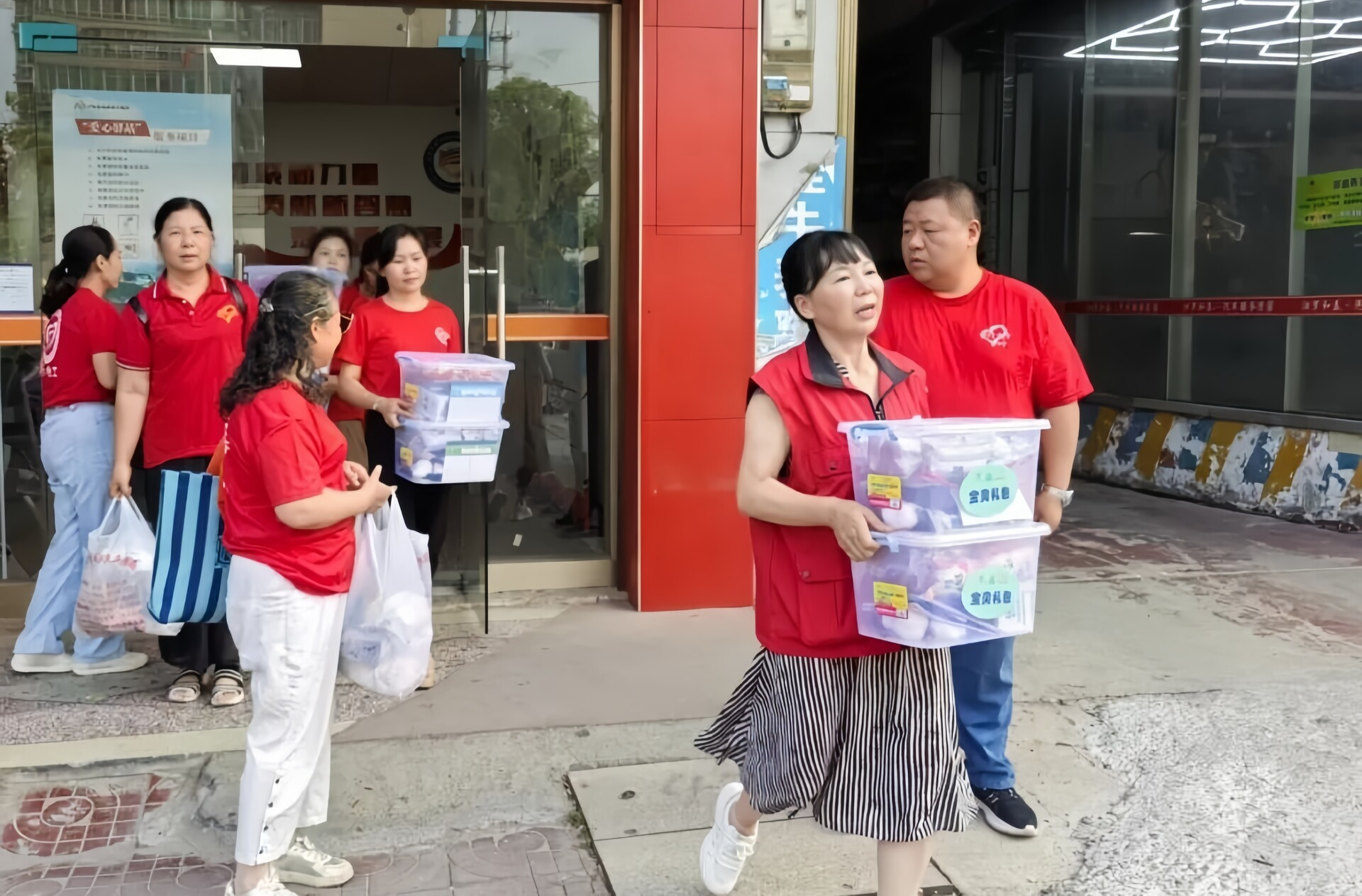 汨罗志愿者顶酷暑走访“逆风宝贝”   送去关爱与清凉
