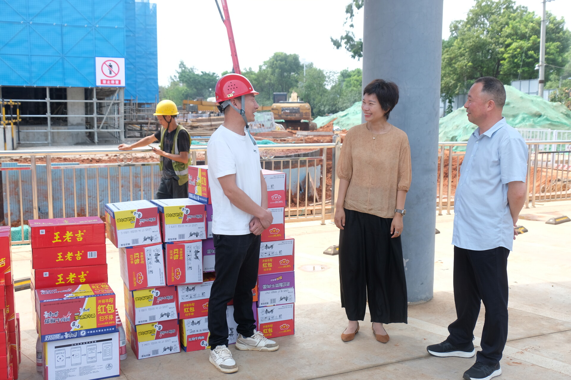 夏日送清凉 关爱沁人心 汨罗市总工会慰问一线职工