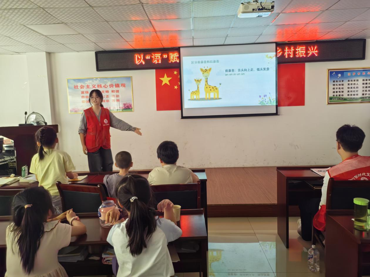 广场社区：大学生志愿者趣味推普点亮童心