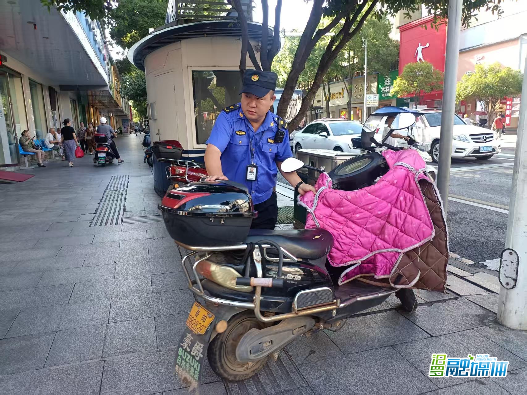 党旗飘扬战高温 汨罗城管护安宁