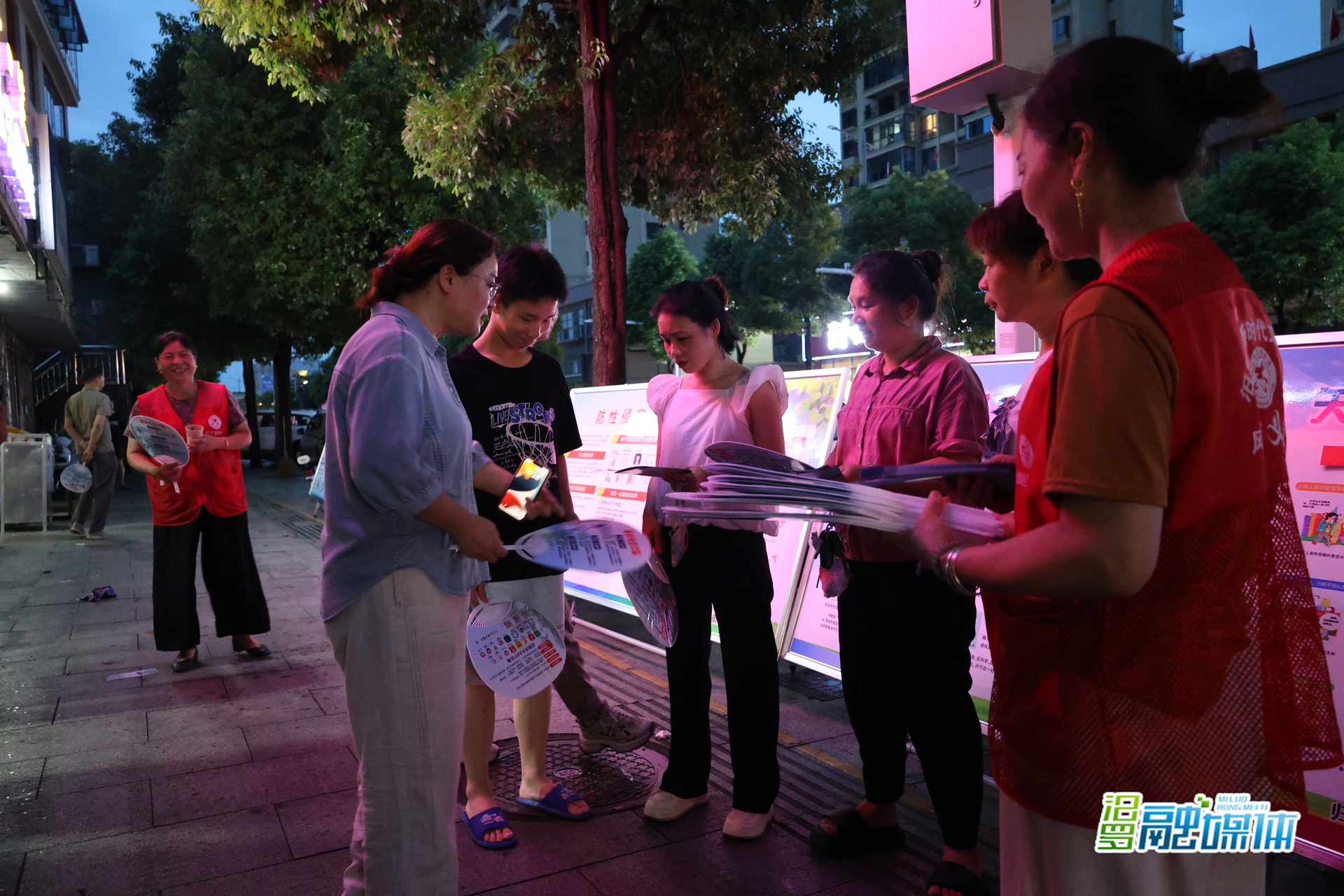 小扇子摇出大安全！归义街道夜间反诈宣传入万家