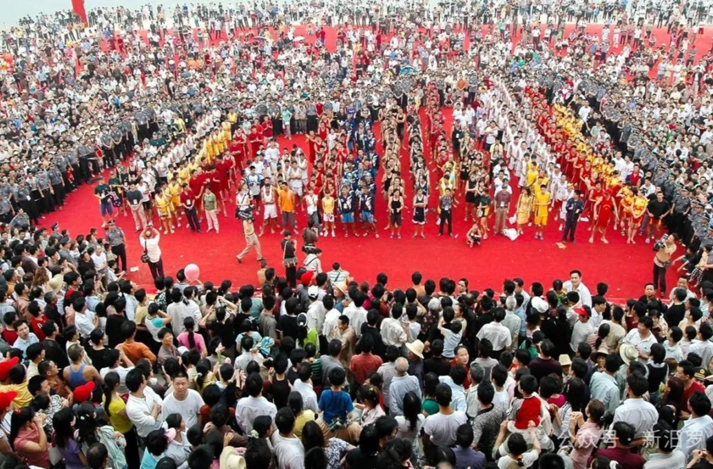 档案里的汨罗丨2005年6月11日，第一届中国汨罗江国际龙舟节开幕