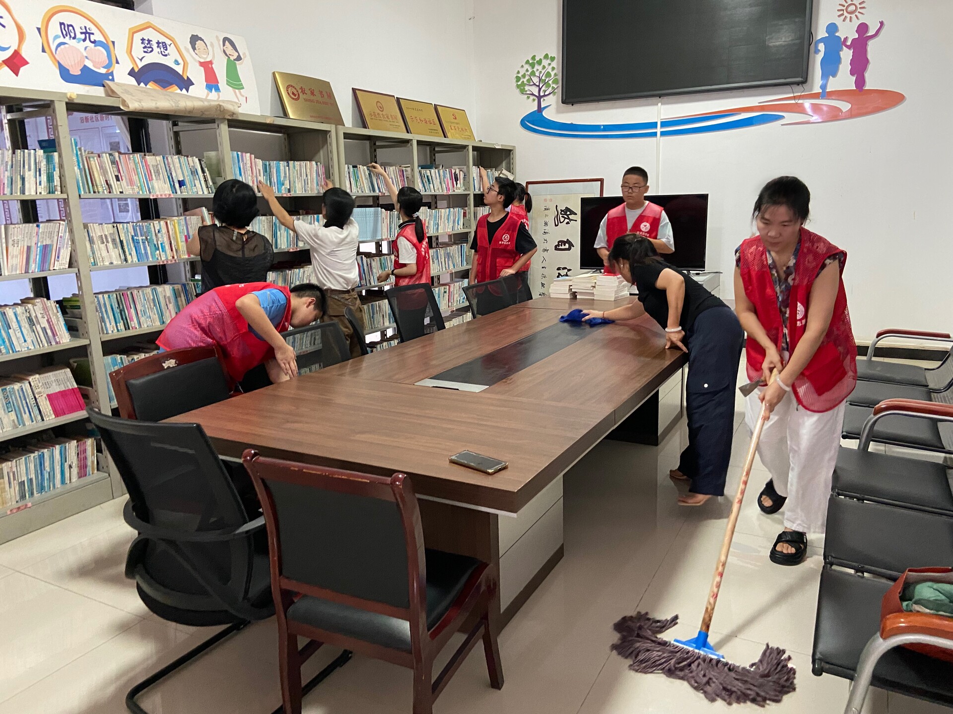 汨新社区：亲子共沐书香，志愿扮靓书屋