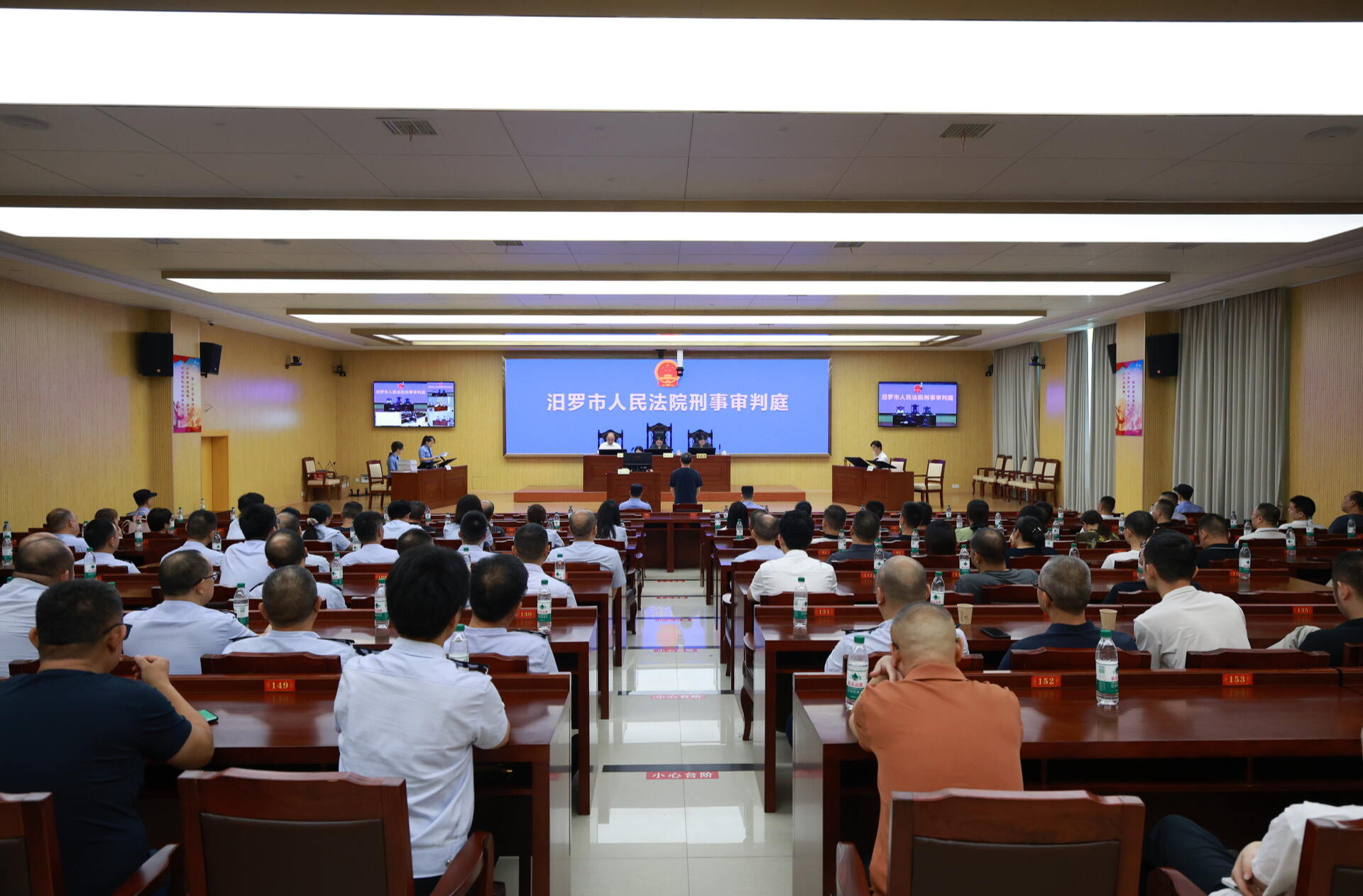 汨罗：百余名公职人员旁听庭审   接受廉政警示教育
