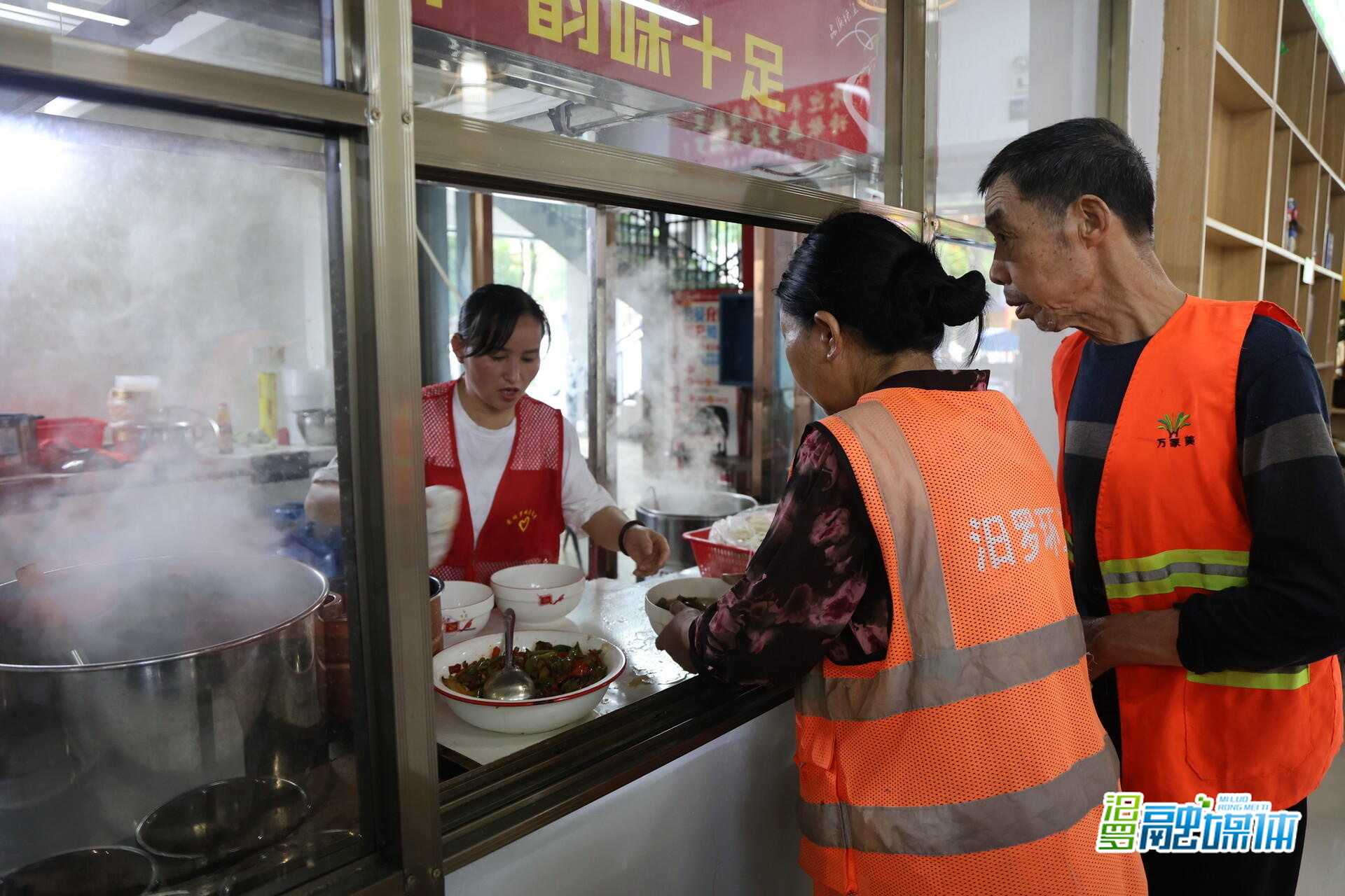 清晨五点半的“爱心米粉”，这家餐馆请全市环卫工人吃一个月免费早餐