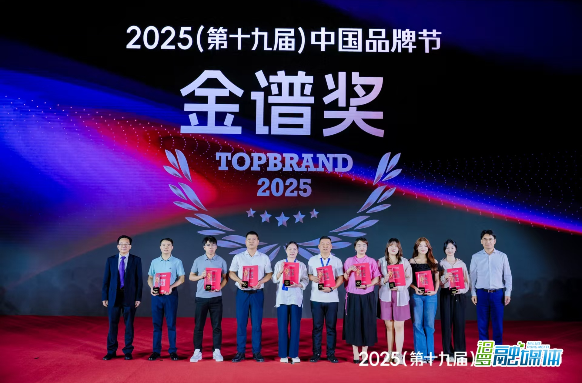 屈之源荣获中国品牌节“金谱奖”