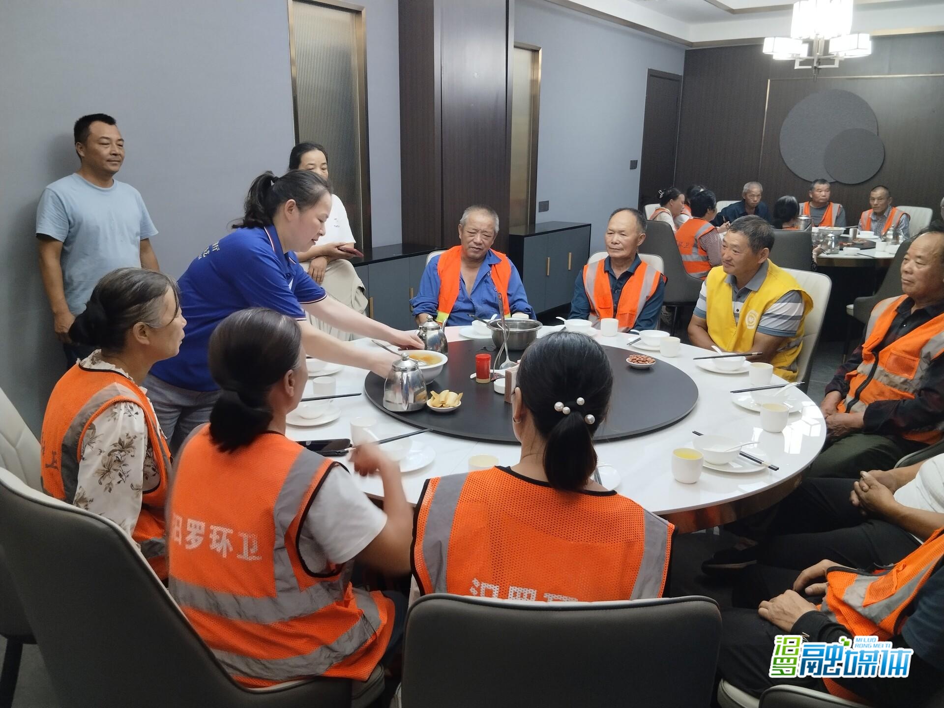 一碗热饭驱暑气！汨罗欧典中西餐厅情暖环卫工人